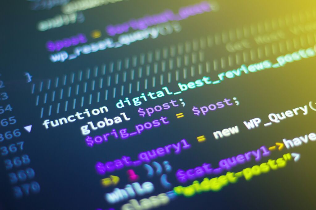 Κώδικας σε οθόνη: WordPress updates σε core, plugins και themes ως μέρος της συντήρησης ιστοσελίδας